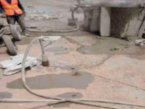 信丰水泥混凝土路面板底注浆技术 路面脱空注浆整治方案