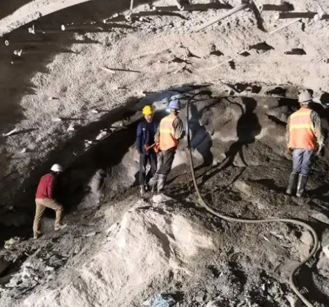 信丰拱顶带模注浆料的施工流程及注意事项